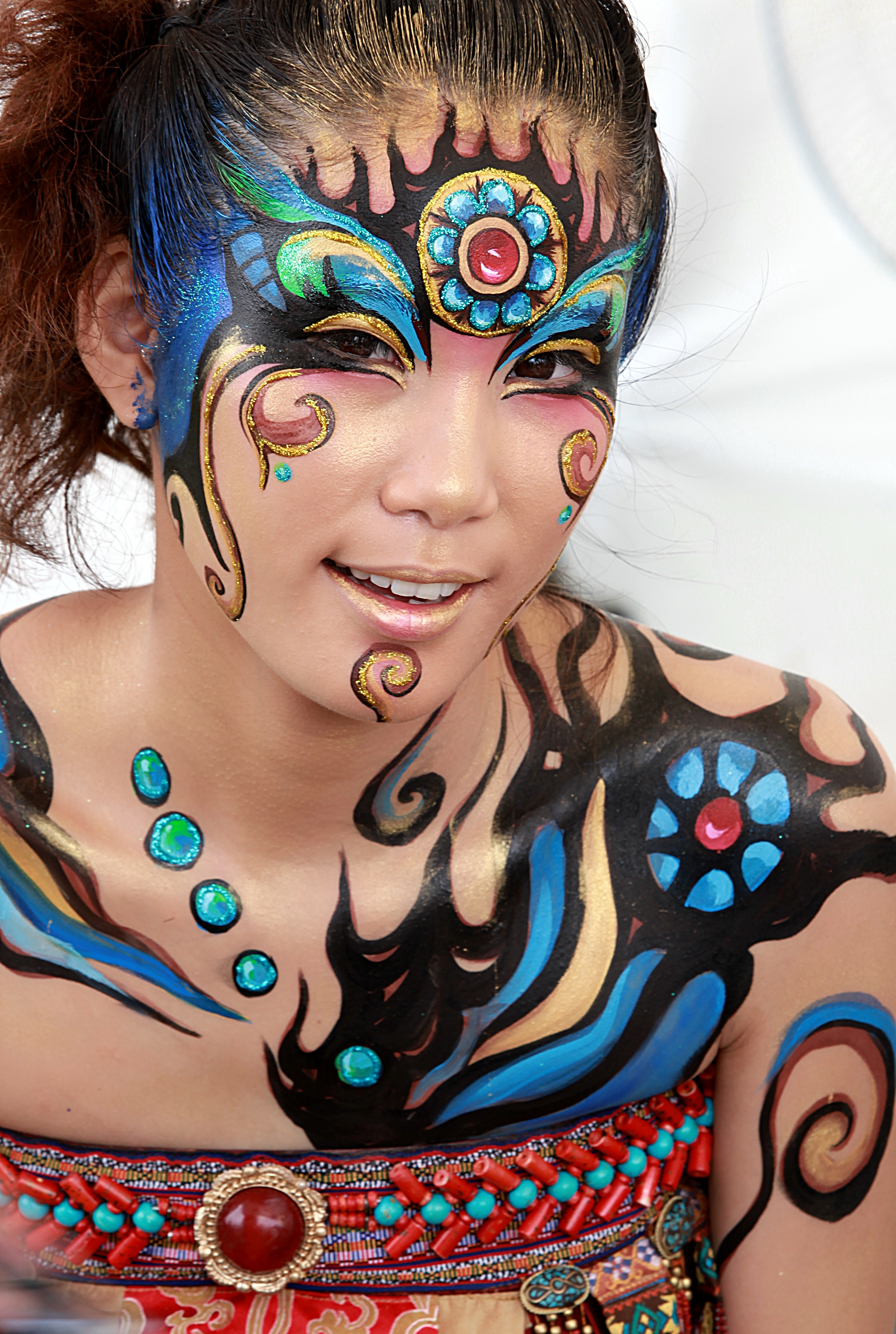 카메라를 보며 살짝 웃어 주시는 모델분...