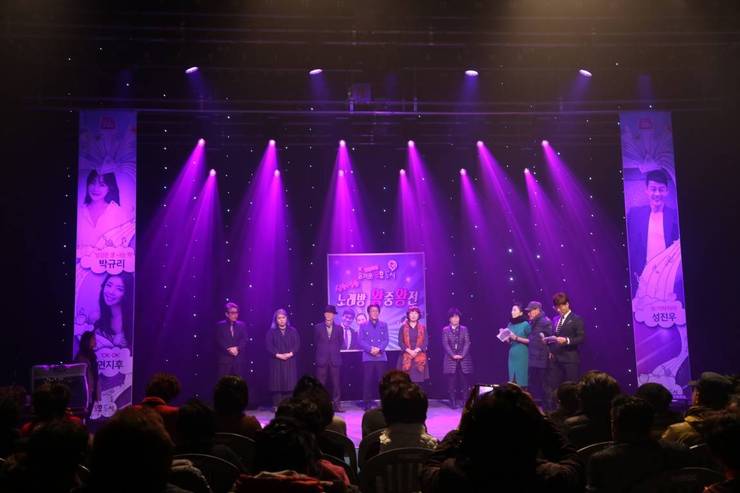 모두 무대에 올라온 모습입니다 