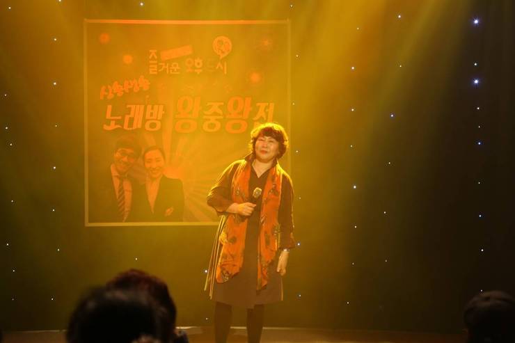 노래 하시는 모습입니다. 